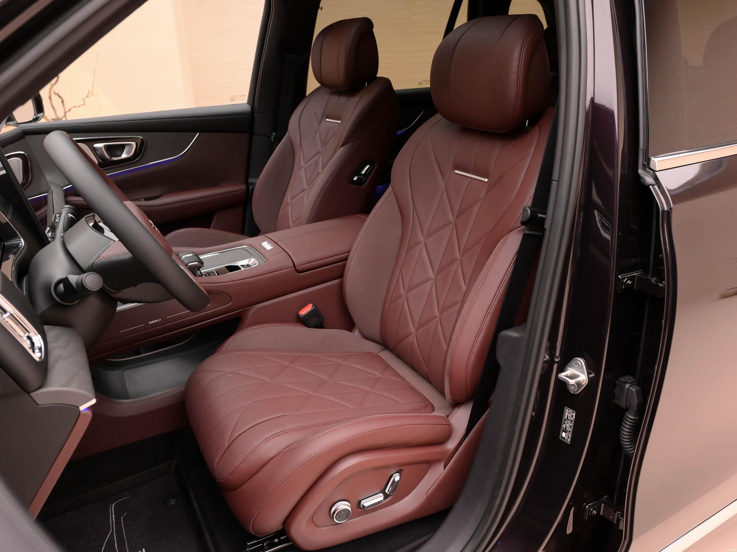 НОВЫЙ GEELY MONJARO: ХОЛОДИЛЬНИК, МАССАЖ И «РЕЖИМ КРАБА» ЗА ДВА МИЛЛИОНА — фото 5